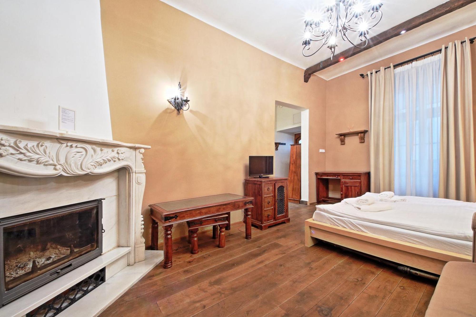 Rose Antique Daire Prag